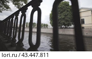 Embankment, houses, fence, fence, city, history Санкт-Петербург, набережная, дома, забор, ограда, город, история (2018 год). Стоковое видео, видеограф Опока Алексей / Фотобанк Лори