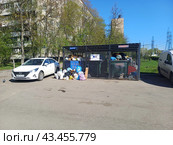 Огороженное сооружение с мусорными контейнерами на Хабаровской улице. Район Гольяново. Город Москва (2024 год). Редакционное фото, фотограф lana1501 / Фотобанк Лори