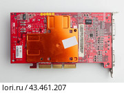 Мощная ретро видеокарта на чипе GeForce FX 5600 от nvidia версия от MSI. Редакционное фото, фотограф Станислав Кноп / Фотобанк Лори