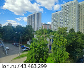 Вид на многоэтажные дома в районе улицы Яблочкова, Москва (2024 год). Редакционное фото, фотограф Ирина Терентьева / Фотобанк Лори