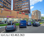 Торговый центр с парковкой в Москве (2024 год). Редакционное фото, фотограф Ирина Терентьева / Фотобанк Лори