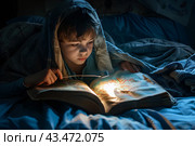 Ребенок читает ночью интересную книгу под одеялом с фонариком. Стоковое AI-изображение, AI-художник Щеголева Ольга / Фотобанк Лори