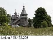 Дмитриевская церковь, Деревня Щелейки, Подпорожский район, Ленинградская область, Россия. Деревянная пятиглавая церковь Дмитрия Мироточивого (Дмитрия Солунского) с шатровой колокольней, построенная в 1783 году. Старинный православный храм в сельской местности. Историческая и архитектурная достопримечательность. (2023 год). Стоковое фото, фотограф Андрей Степанов / Фотобанк Лори