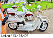 Винтажный скутер - Scooter  "MOBYSCOOTER" SB 1954 г фирмы Motobecane на ретро-выставке в провинции Франции (2016)   (1954) Редакционное фото, фотограф Вера Смолянинова / Фотобанк Лори