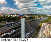 Пешеходный мост влюбленных на реке Тура. Тюмень, Россия (2021 год). Стоковое фото, фотограф Сергей Буторин / Фотобанк Лори