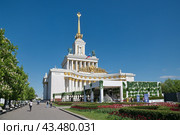 Павильон № 1 «Центральный» (Дом Народов России) на ВДНХ в Москве, Россия (2024 год). Редакционное фото, фотограф Елена Коромыслова / Фотобанк Лори