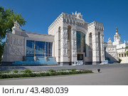 Павильон № 15 "Поволжье" ("Радиоэлектроника и связь") на ВДНХ. Москва, Россия (2024 год). Редакционное фото, фотограф Елена Коромыслова / Фотобанк Лори