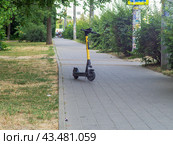 Электросамокаты на тратуаре (2024 год). Редакционное фото, фотограф Алексей Букреев / Фотобанк Лори
