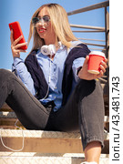 Beautiful caucasian woman with surfing the internet on smartphone.Vertical. Стоковое фото, фотограф Raquel Corcoles Mendez / Фотобанк Лори