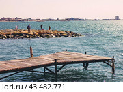 Крым, Евпатория, курорт, причал, риф, люди, Чёрное море (2024 год). Редакционное фото, фотограф Андрей Макаренко / Фотобанк Лори