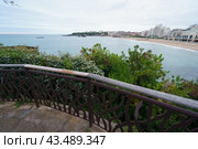 View from the observation deck on the coast of the Atlantic Ocean in Biarritz. French Basque Country on a summer evening. Concepts of tourism, leisure and beauty. (2019 год). Стоковое фото, фотограф YuryKara / Фотобанк Лори