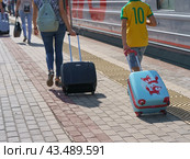 Moscow, Russia - July 26, 2019: Boarding on a long-distance train at the Kievskiy station in summer. Passengers are on the platform. Travel and touristic concepts. Редакционное фото, фотограф YuryKara / Фотобанк Лори