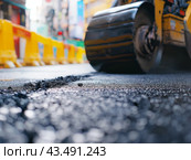Road Roller Compacts Fresh Asphalt. Стоковое AI-изображение, AI-художник Кирилл Черезов / Фотобанк Лори