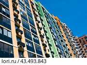Разноцветные жилые дома в солнечный день. ЖК «Лучи». Солнцево. Москва. Россия (2024 год). Редакционное фото, фотограф E. O. / Фотобанк Лори
