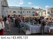 Городской блошиный рынок в Музее Москвы (2024 год). Редакционное фото, фотограф Андрей Иванов / Фотобанк Лори
