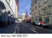 Колокольня храма Воскресения Словущего на Арбате. Подворье Иерусалимского Патриархата в Москве. Филипповский переулок, 20. Солнечное утро в июле. (2024 год). Редакционное фото, фотограф Сергей Рыбин / Фотобанк Лори