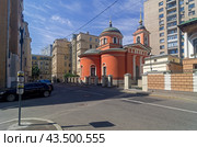 Церковь Афанасия и Кирилла, патриархов Александрийских, на Сивцевом Вражке (Филипповский пер., 3/16Ас1), вид из Филипповского переулка. Арбат, Москва. Солнечное утро в июле. (2024 год). Редакционное фото, фотограф Сергей Рыбин / Фотобанк Лори