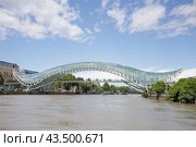 "Мост Мира" на реке Кура в Тбилиси (2024 год). Редакционное фото, фотограф Иван Аборнев / Фотобанк Лори