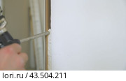 Foaming cracks in the door frame with mounting foam. Construction and repair. Installation and fastening of a wooden frame. Стоковое видео, видеограф Дмитрий Кобзев / Фотобанк Лори