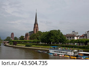 Германия. Франкфурт-на-Майне, вид города с Церковью Трех королей (Dreikoenigskirche), рекой Майн и туристическими кораблями (2012 год). Редакционное фото, фотограф Irina Kruskop / Фотобанк Лори
