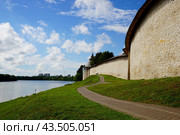 Крепостная стена Окольного города в Пскове (2024 год). Стоковое фото, фотограф Максим Соколов / Фотобанк Лори