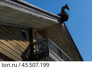 Охлупень. Деревянный конёк на деревянном доме. Карпогоры Архангельская область. (2022 год). Стоковое фото, фотограф Николай Гернет / Фотобанк Лори