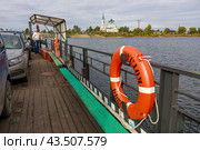 Сольвычегодск, пристань со спасательным кругом на реке Вычегда. На заднем плане Благовещенский собор. Котласский район, Архангельская область (2022 год). Стоковое фото, фотограф Николай Гернет / Фотобанк Лори