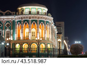 Дом Севастьянова, город Екатеринбург, Свердловская область, Россия. Красивый старый особняк 19 века. Историческое здание в центре Екатеринбурга, построенное в 1863-1866 годы. Архитектурная достопримечательность. Ночной городской пейзаж. Вечерняя подсветка и уличное освещение. (2023 год). Стоковое фото, фотограф Андрей Степанов / Фотобанк Лори