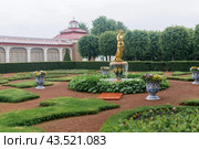 View to the Monplaisir Palace park of Peterhof, Saint-Petersburg (2024 год). Редакционное фото, фотограф Евгений Харитонов / Фотобанк Лори