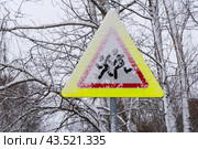 Заснеженный дорожный знак "Дети" Стоковое фото, фотограф Александр Щепин / Фотобанк Лори