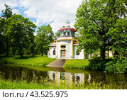 Скрипучая беседка (Китайская беседка) в летний солнечный день. Екатерининский парк. Музей-заповедник Царское Село. Пушкин. Санкт-Петербург (2024 год). Редакционное фото, фотограф E. O. / Фотобанк Лори