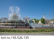 Фонтан "Каменный цветок" на фоне павильонов № 15 "Поволжье" ("Радиоэлектроника и связь") и № 18 "Республика Беларусь" на ВДНХ в Москве, Россия (2024 год). Редакционное фото, фотограф Елена Коромыслова / Фотобанк Лори
