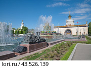 Фонтан "Каменный цветок" и павильон № 58 - музей славянской письменности "Слово" ("Земледелие", "Украинская ССР") на ВДНХ в Москве, Россия (2024 год). Редакционное фото, фотограф Елена Коромыслова / Фотобанк Лори