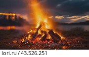 Time Lapse: Campfire by the River Under Menacing Dark Clouds. Стоковое AI-видео, аниматор Юрий Поздников / Фотобанк Лори