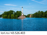 Landscape on the lake in Catherine Park with the Chesme Column (2024 год). Редакционное фото, фотограф Михаил Аккуратoв / Фотобанк Лори