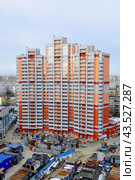 Фасад нового жилого дома.Санкт-Петербург (2001 год). Редакционное фото, фотограф Владимир Кошарев / Фотобанк Лори