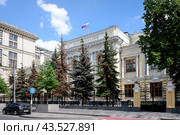 Центральный Банк России на улице Неглинная в центре Москвы. Солнечный летний день. (2022 год). Стоковое фото, фотограф Александр Кузнецов / Фотобанк Лори