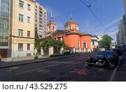 Церковь Афанасия и Кирилла, патриархов Александрийских, на Сивцевом Вражке (Филипповский пер., 3/16Ас1), вид из Филипповского переулка. Арбат, Москва. Солнечное утро в июле. (2024 год). Редакционное фото, фотограф Сергей Рыбин / Фотобанк Лори