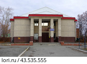 Городской центр досуга "Горняк", Комсомольская улица, дом 2, город Артемовский, Свердловская область (2022 год). Редакционное фото, фотограф Алексей Иванов / Фотобанк Лори