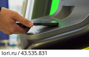 A man withdraws money from an ATM using his cell phone through an NFC terminal. Стоковое видео, видеограф Владимир Федоров / Фотобанк Лори