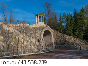 View of the arch "Big Caprice" over the Podkaprizovaya road in the Alexander Park of Tsarskoye Selo on a sunny spring day, Pushkin, St. Petersburg, Russia. Стоковое фото, фотограф Ula Ulachka / Фотобанк Лори