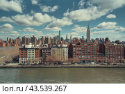 Пейзажная фотография Нью-Йорка, США. Набережная Ист-Ривер, вид с высоты птичьего полета. Стоковое AI-изображение, AI-художник Максим Коломыченко / Фотобанк Лори