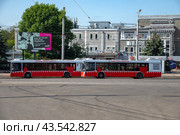 Два автобуса на площади города Смоленска (2024 год). Редакционное фото, фотограф Анна Карасева / Фотобанк Лори