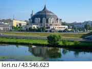 Здание музея оружия на берегу реки Упы, Тула (2024 год). Редакционное фото, фотограф Анна Карасева / Фотобанк Лори