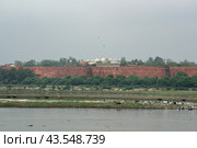Форт Агра со стороны реки Ямуна. Агра, Индия (2015 год). Стоковое фото, фотограф Zaitceva Natalya / Фотобанк Лори