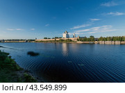 Река Великая, Псковский Кремль и надпись Россия начинается здесь (2024 год). Редакционное фото, фотограф Свитич Олег / Фотобанк Лори