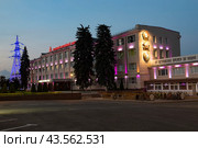 Административное здание и проходная Тульского оружейного завода в вечерние сумерки. Тула (2024 год). Редакционное фото, фотограф Виктор Карасев / Фотобанк Лори