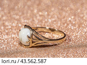Golden ring with goshenite stone. Стоковое фото, фотограф Анна Павлова / Фотобанк Лори
