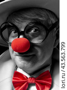 Close-up selective color portrait of a clown. An elderly man in a white coat and hat. Стоковое фото, фотограф Сергей Пристяжнюк (Serg Zastavkin) / Фотобанк Лори