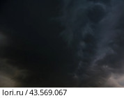 Огромные черные тучи перед дождем. Стоковое фото, фотограф E. O. / Фотобанк Лори